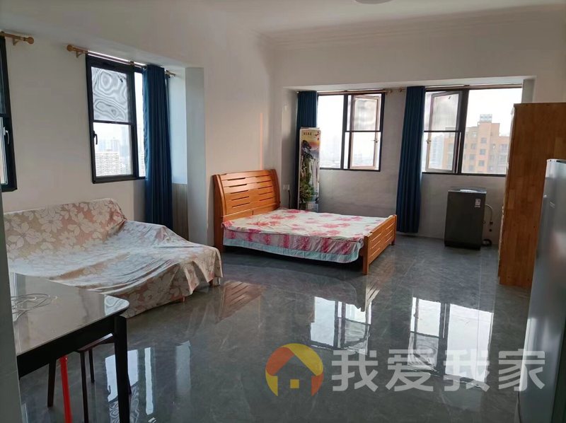 锦绣天地青年城 南北通透，采光好 装修好，环镜优美 中间楼层