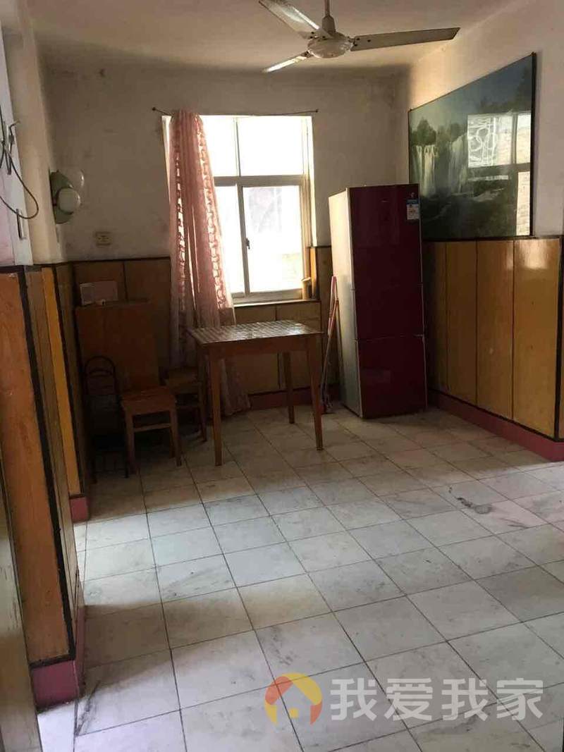 小区旁边有多条公交线路地铁也方便 就在旁边