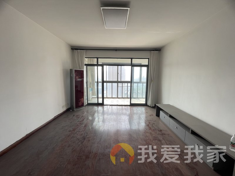 龙泉湾 南北通透，采光好 装修好，环镜优美 中间楼层
