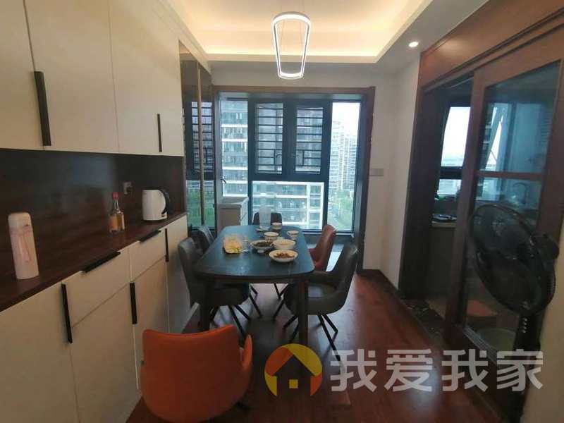南昌我爱我家华侨城万科二期 南北通透，采光好 装修好，环镜优美 中间楼层