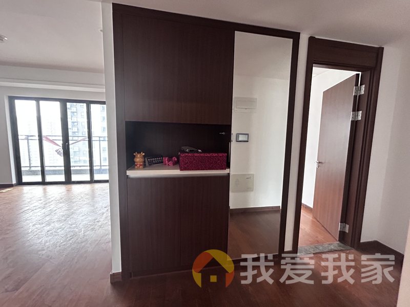 南昌我爱我家华侨城万科二期 南北通透，采光好 装修好，环镜优美 视野好，诚心出售