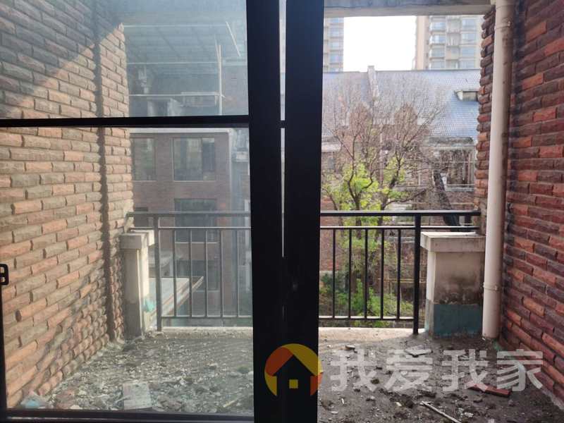 南昌我爱我家御湖国际 联排别墅中间户。采光好 视野好，诚心出售