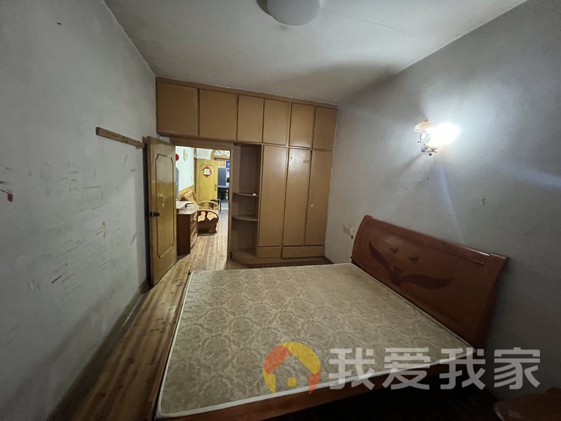 东湖区育新路 南北通透，采光好 近地铁 中间楼层
