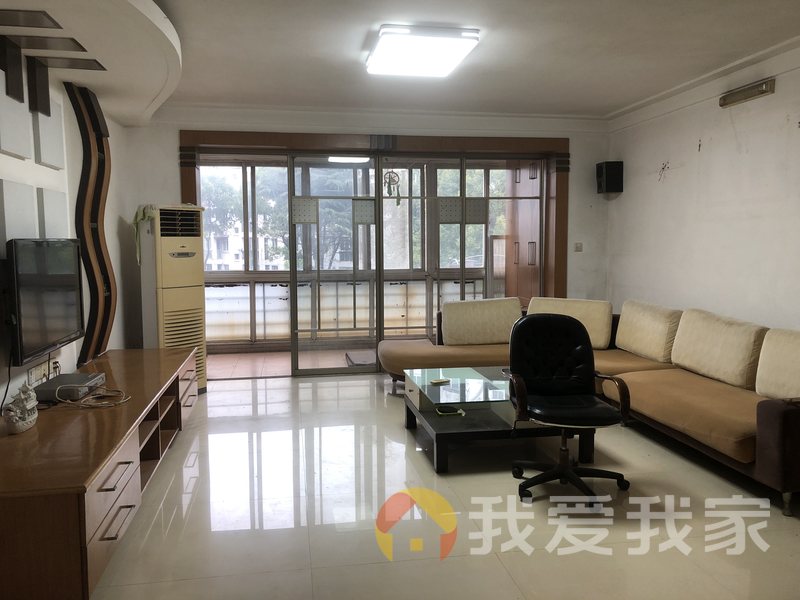十字街蓝天雅苑 南北通透，采光好 装修好，环镜优美 近地铁 中间楼层