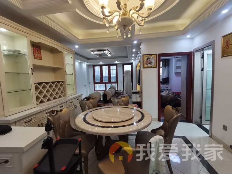 大唐世家，拎包入住万达广场，龙湖天街旁。