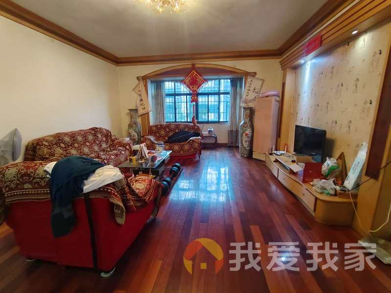 澄湖中路建材市场 南北通透，采光好 装修好，环镜优美 视野好，诚心出售