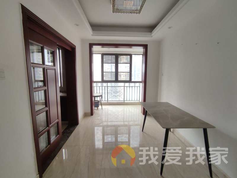 送车位，采光好 装修好，环镜优美 近地铁 中间楼层