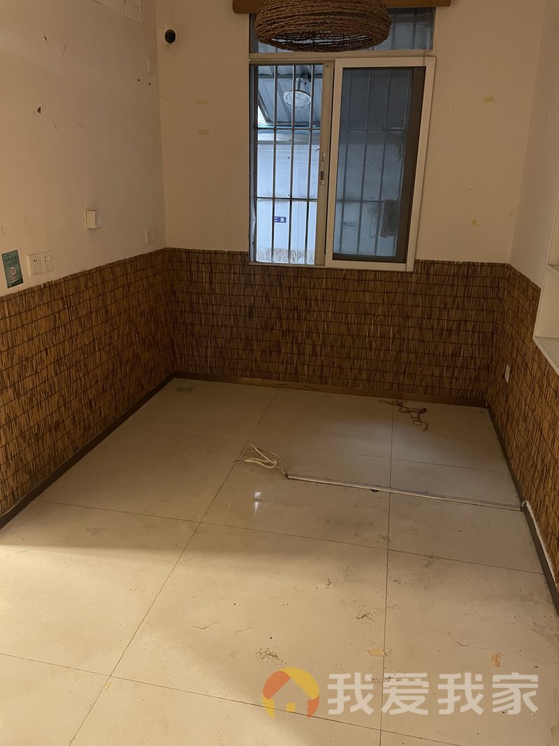 绳金塔街 南北通透，采光好 近地铁 周边匹套完善，，出行方便