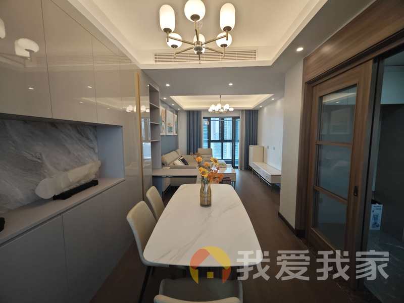 南昌我爱我家华侨城万科一期 南北通透，采光好 装修好，环镜优美 视野好，诚心出售