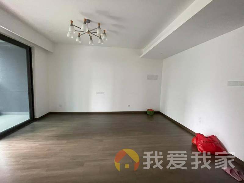 南昌我爱我家落地阳台正规三居室，可以拎包入住，采光充足。