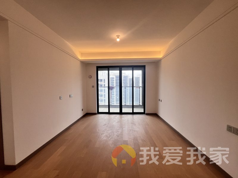 华侨城万科三期云境 南北通透，采光好 装修好，环镜优美 视野好，诚心出售