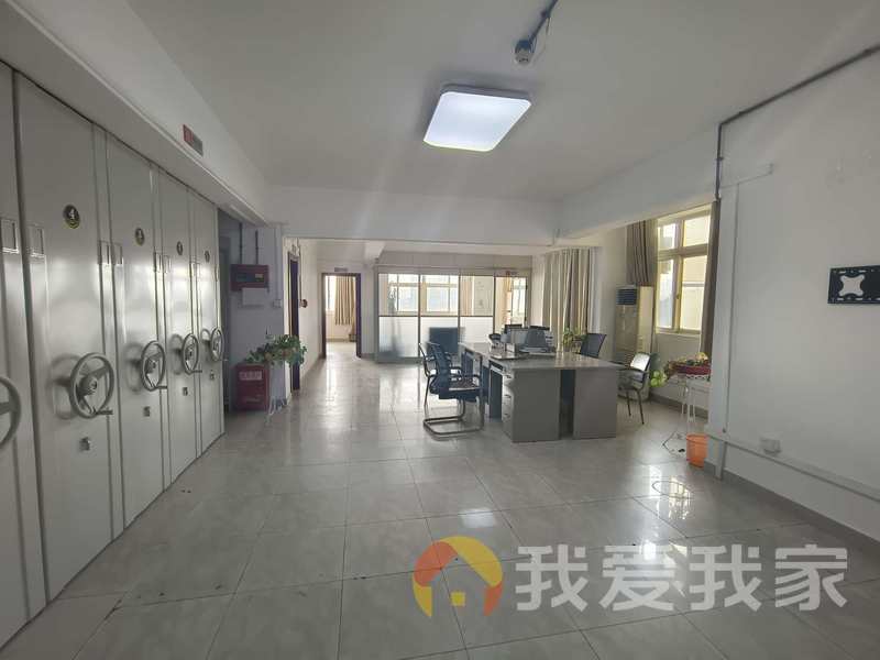 银湖大厦 南北通透，采光好 装修好，环镜优美 中间楼层