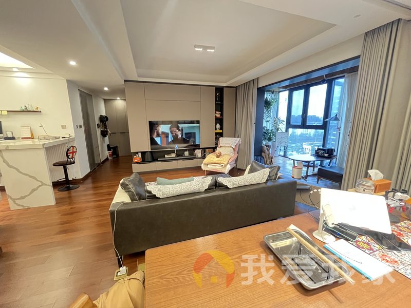 南昌我爱我家华侨城万科一期 南北通透，采光好 装修好，环镜优美 中间楼层