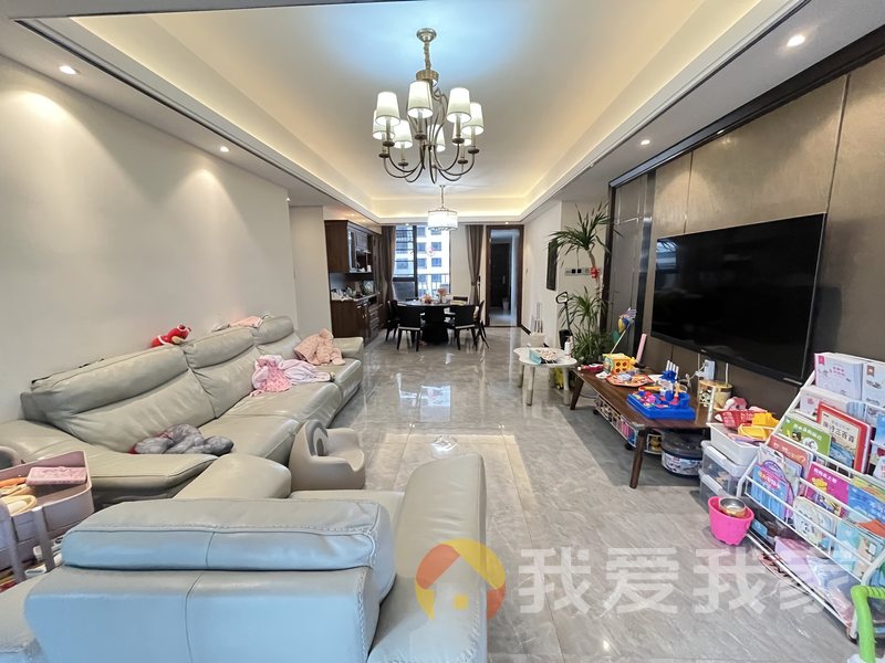 南昌我爱我家蓝光雍锦王府精装大平层4房，改善户型，诚心出售。中间楼层