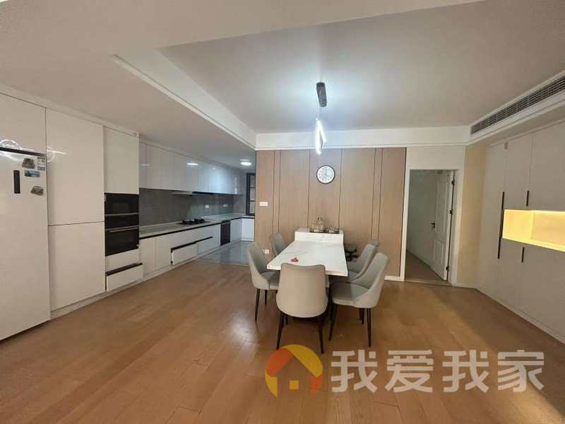 绿地香颂北区 南北通透，采光好 装修好，环镜优美 视野好，诚心出售