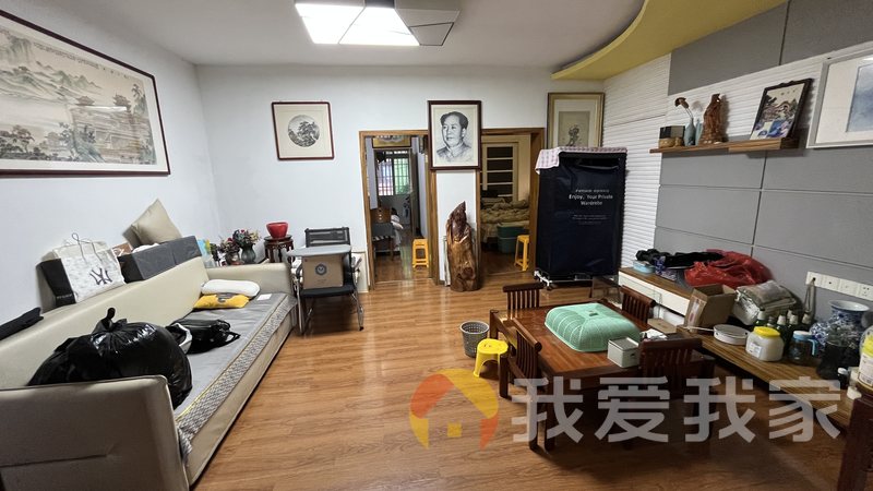 洪城路558号商业厅宿舍 南北通透，采光好 装修好，环镜优美 中间楼层