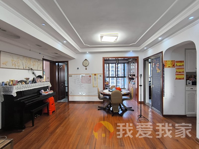 南昌我爱我家中央香榭花园一期 南北通透，采光好 装修好，环镜优美 近地铁 中间楼层