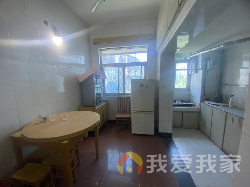 洪都中大道101号二六零厂宿舍 南北通透，采光好 装修好，环镜优美 近地铁 视野好，诚心出售