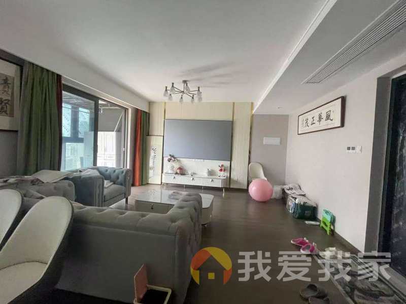 南昌我爱我家满五年唯一，带落地阳台，可以拎包入住，位于小区中间位置。