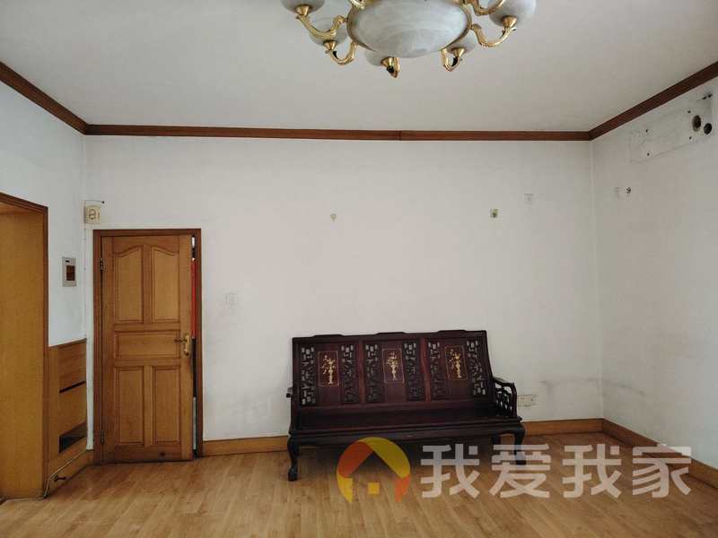 三经路9号农资公司宿舍 南北通透，采光好 视野好，诚心出售