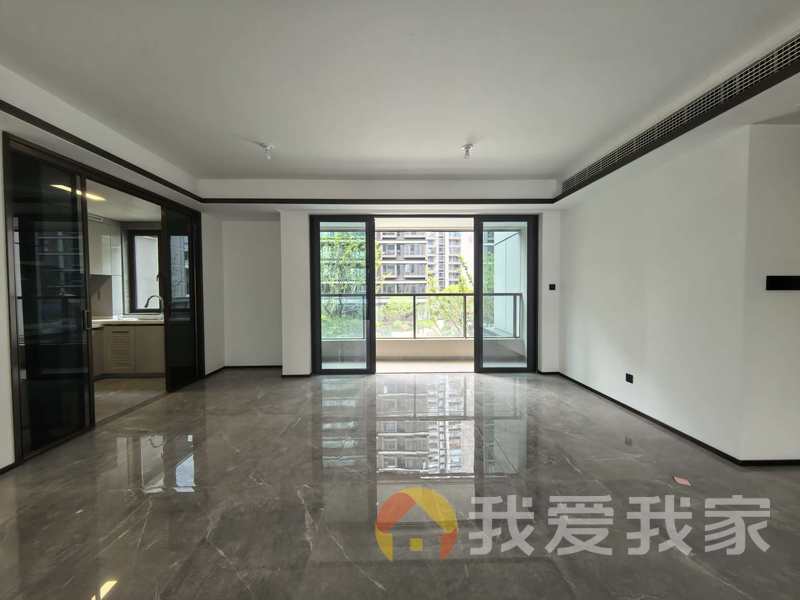 南昌我爱我家建发缦云新交付大平层 。4室3卫，带两个车位。小高层
