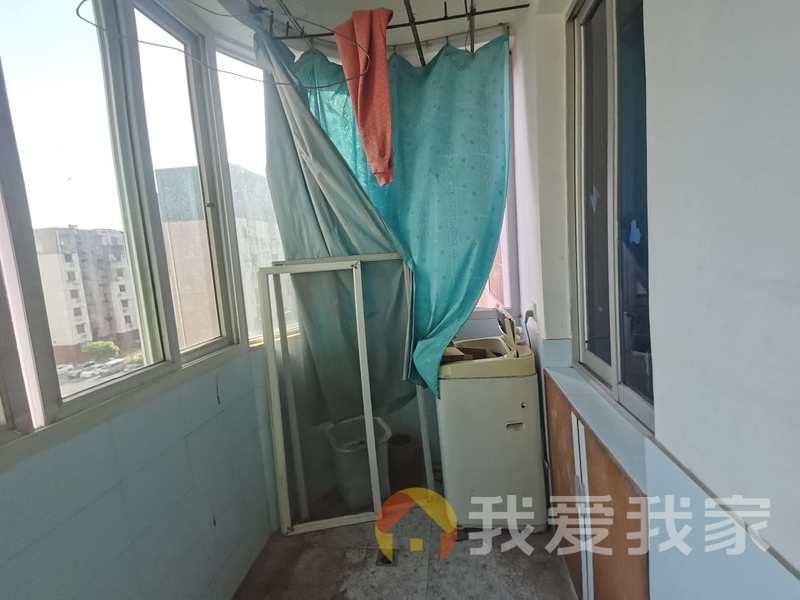 高新大道地铁口，清爽三房，房东诚心卖