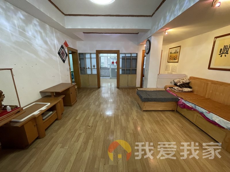 广场东路205号画报社宿舍 南北通透，采光好 近地铁 中间楼层