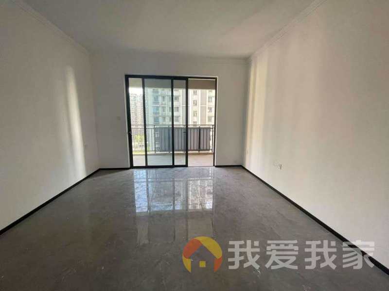 南昌我爱我家九龙湖西站旁，双地铁铁，次新小区品质好，环境优美，精装未入住