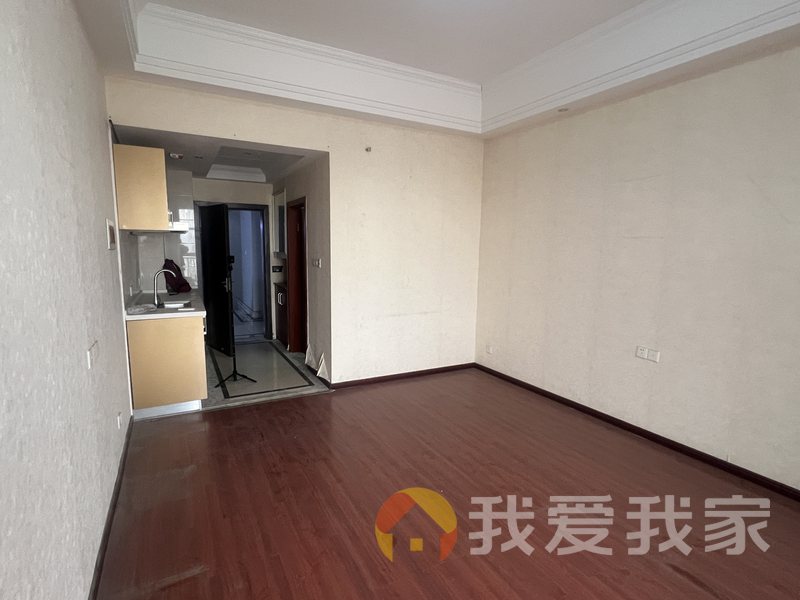 南昌我爱我家隆鑫广场 南北通透，采光好 装修好，环镜优美 近地铁 中间楼层