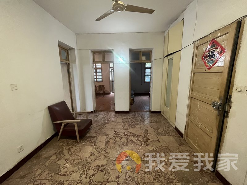 爱国路 南北通透，采光好 中间楼层