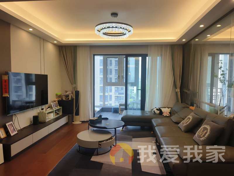 华侨城万科一期 南北通透，采光好 装修好，环镜优美 中间楼层