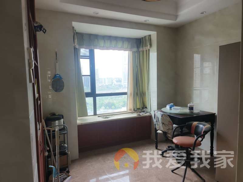 恒泰花苑 南北通透，采光好 装修好，环镜优美 中间楼层