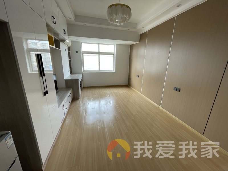 自由都 南北通透，采光好 装修好，环镜优美 近地铁 中间楼层