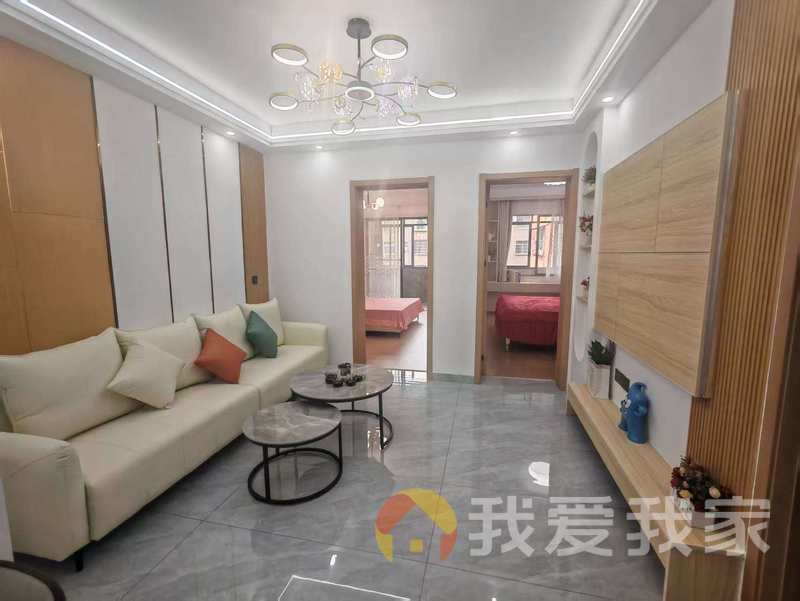 近地铁口，精装修，太阳光线好