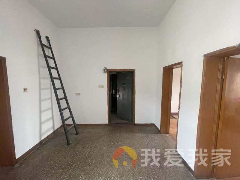 青山南路油脂化工厂宿舍 南北通透，采光好 装修好，环镜优美 近地铁 视野好，诚心出售
