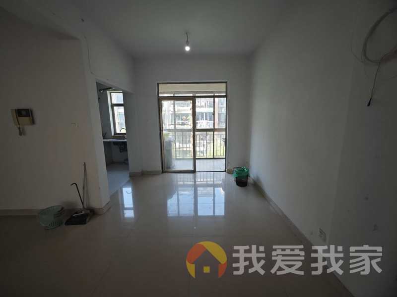红谷滩地铁口，精装三房