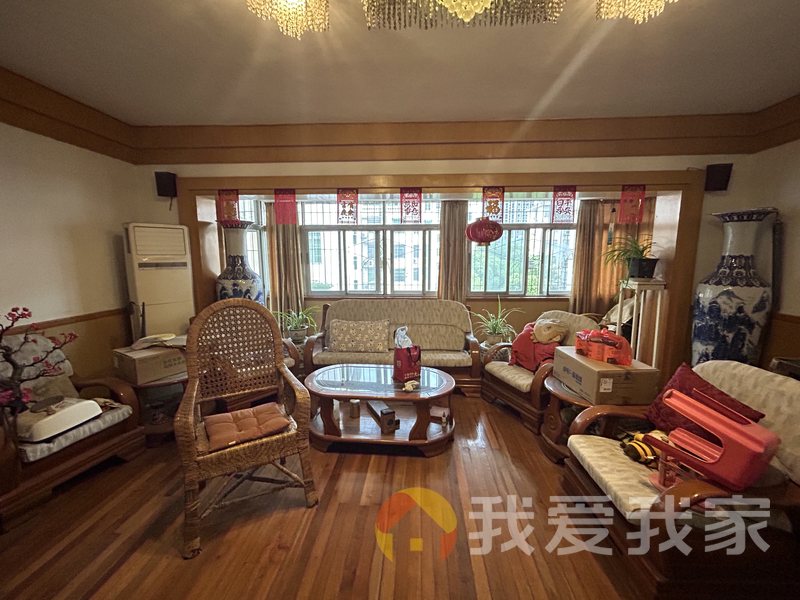 爱国路285号人事厅宿舍 南北通透，采光好 装修好，环镜优美 视野好，诚心出售