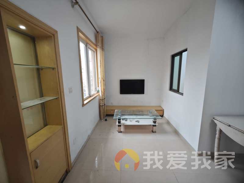 南昌我爱我家房东是自己装修好的，南北通透户型，可直接拎包入住