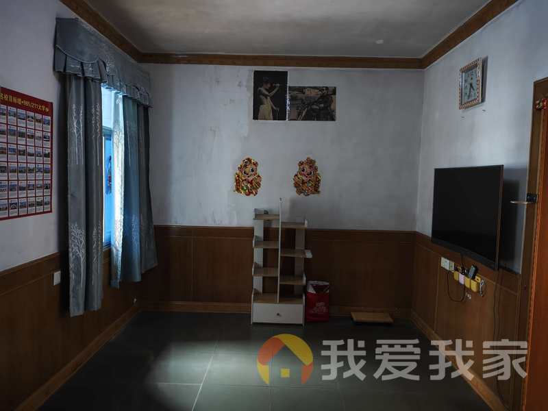 解放西路149号阀门厂宿舍 南北通透，采光好 装修好，环镜优美 中间楼层
