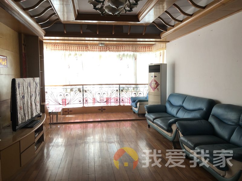 香江花园 南北通透，采光好 装修好，环镜优美 中间楼层