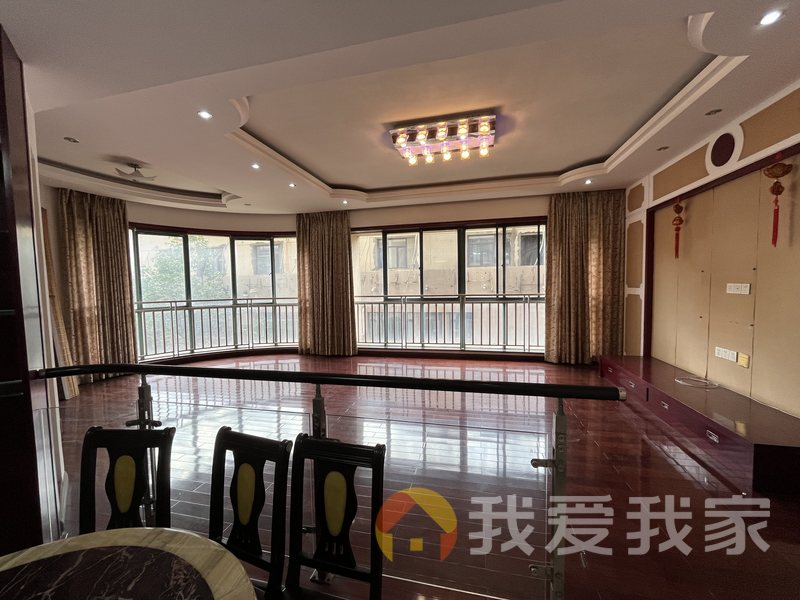 蓝湾半岛 南北通透，采光好 装修好，环镜优美 近地铁 周边匹套完善，，出行方便