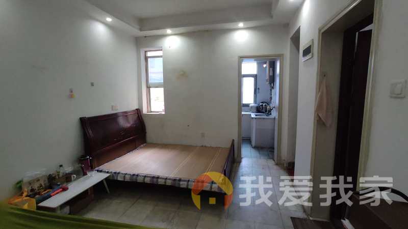 南京西路286号电视机厂宿舍 南北通透，采光好 视野好，诚心出售