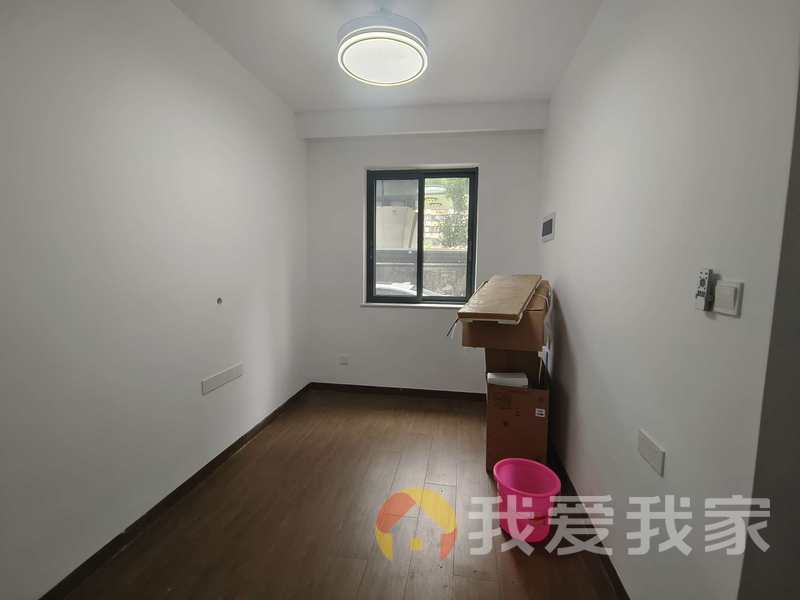 铁路八村 南北通透，采光好 装修好，环镜优美 周边匹套完善，，出行方便