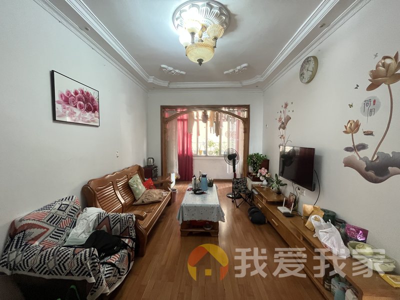 半步街 南北通透，采光好 装修好，环镜优美 视野好，诚心出售