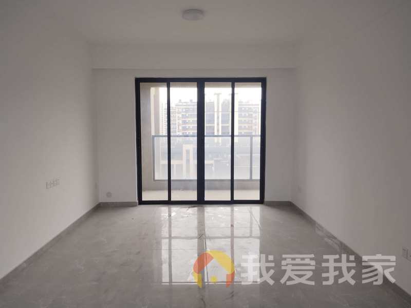 象湖新城 南北通透，采光好 装修好，环镜优美 近地铁 中间楼层