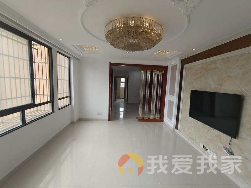 力高国际城四期马德里 南北通透，采光好 装修好，环镜优美 中间楼层