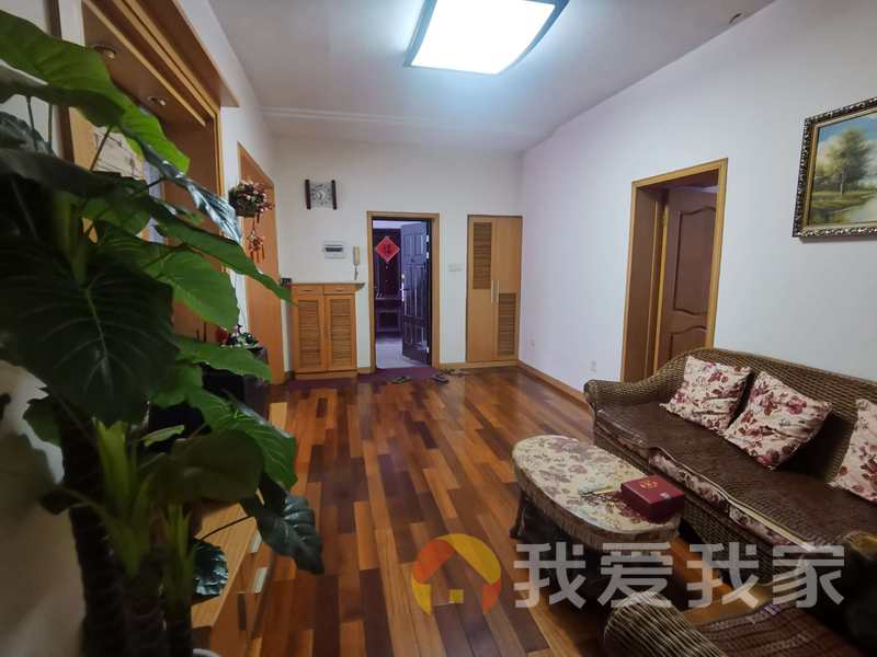广场南路23号外贸宿舍 南北通透，采光好 装修好，环镜优美 近地铁 中间楼层