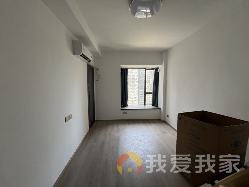 万达华府御园 南北通透，采光好 装修好，环镜优美 近地铁 中间楼层