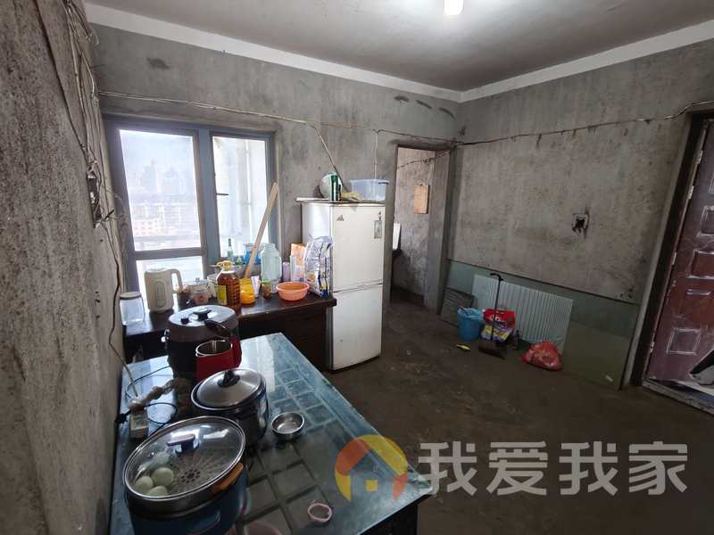 蓝天郡 南北通透，采光好 近地铁 中间楼层