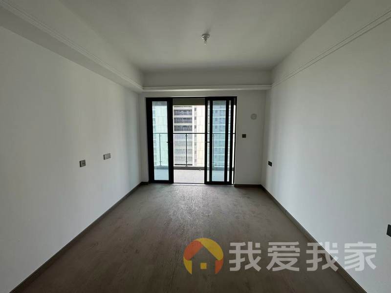华侨城万科六期汀岸 南北通透，采光好 装修好，环镜优美 中间楼层